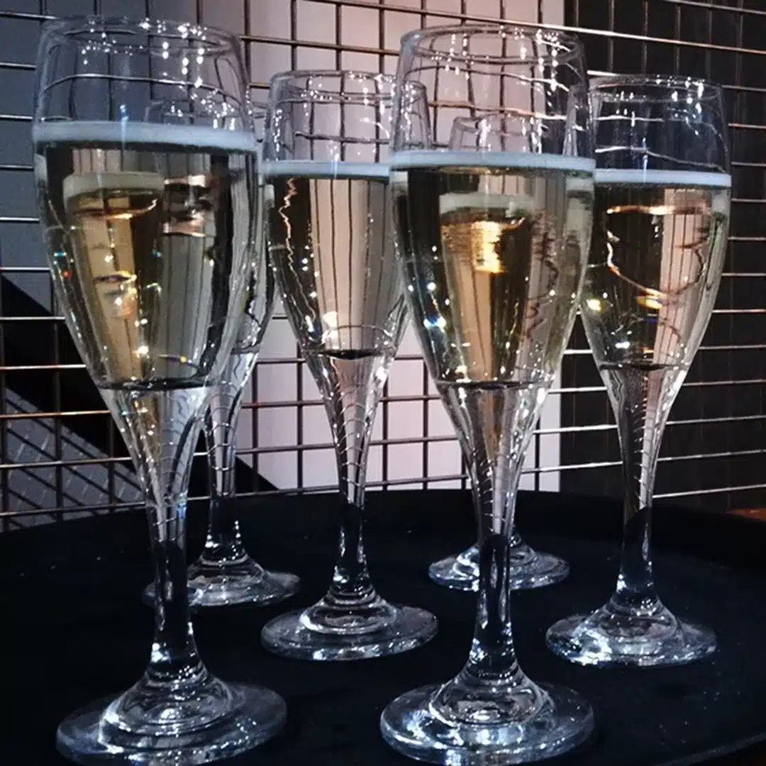 Mamuska-inhouse-catering-platform-champagne-SQ